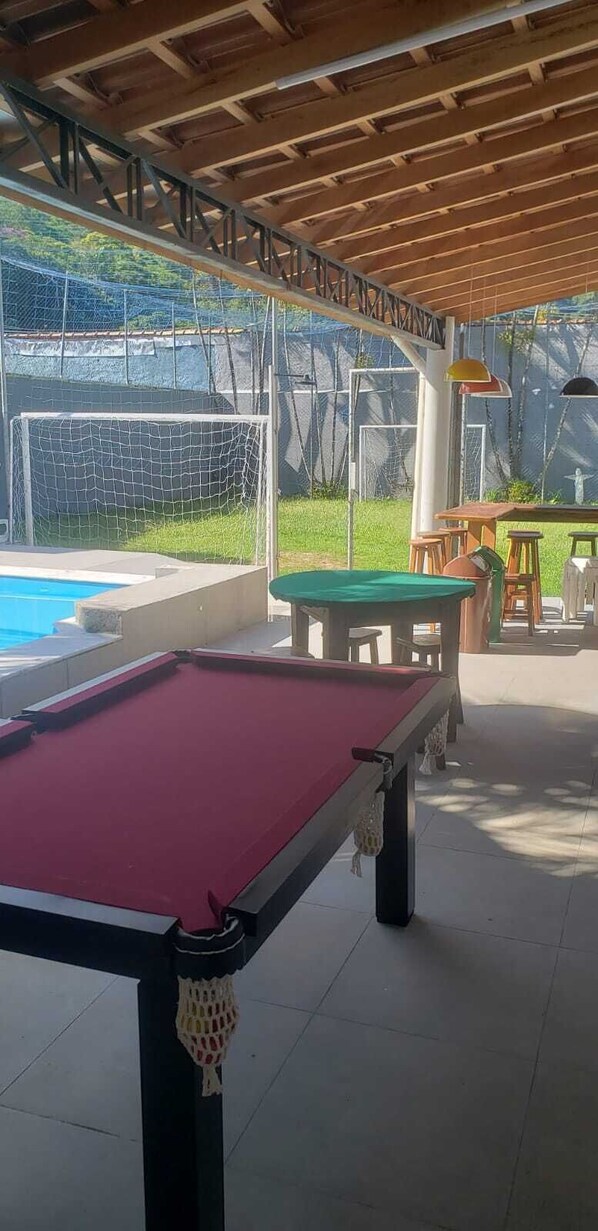 Outdoor dining - HOUSE IN CONDOMINIUM. 2 SUITES + 1 BEDROOM, POOL, SMALL SOCCER FIELD, GAMES TABLE! 400M FROM THE BEACH (Caraguatatuba)