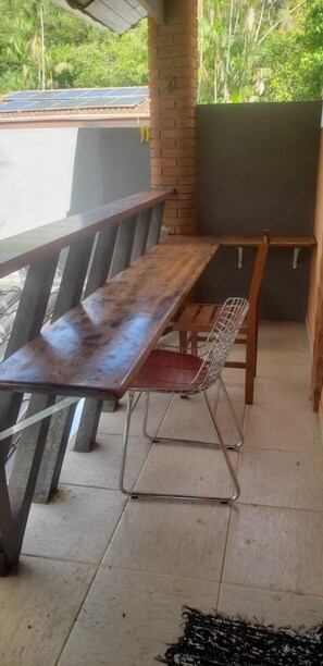 Outdoor dining - HOUSE IN CONDOMINIUM. 2 SUITES + 1 BEDROOM, POOL, SMALL SOCCER FIELD, GAMES TABLE! 400M FROM THE BEACH (Caraguatatuba)