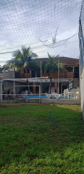 Exterior - HOUSE IN CONDOMINIUM. 2 SUITES + 1 BEDROOM, POOL, SMALL SOCCER FIELD, GAMES TABLE! 400M FROM THE BEACH (Caraguatatuba)