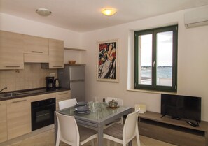 ثلاجة، فرن، موقد طهي مسطح، ماكينة لصنع القهوة/الشاي