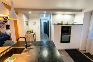 Kühlschrank, Mikrowelle, Ofen, Herdplatte