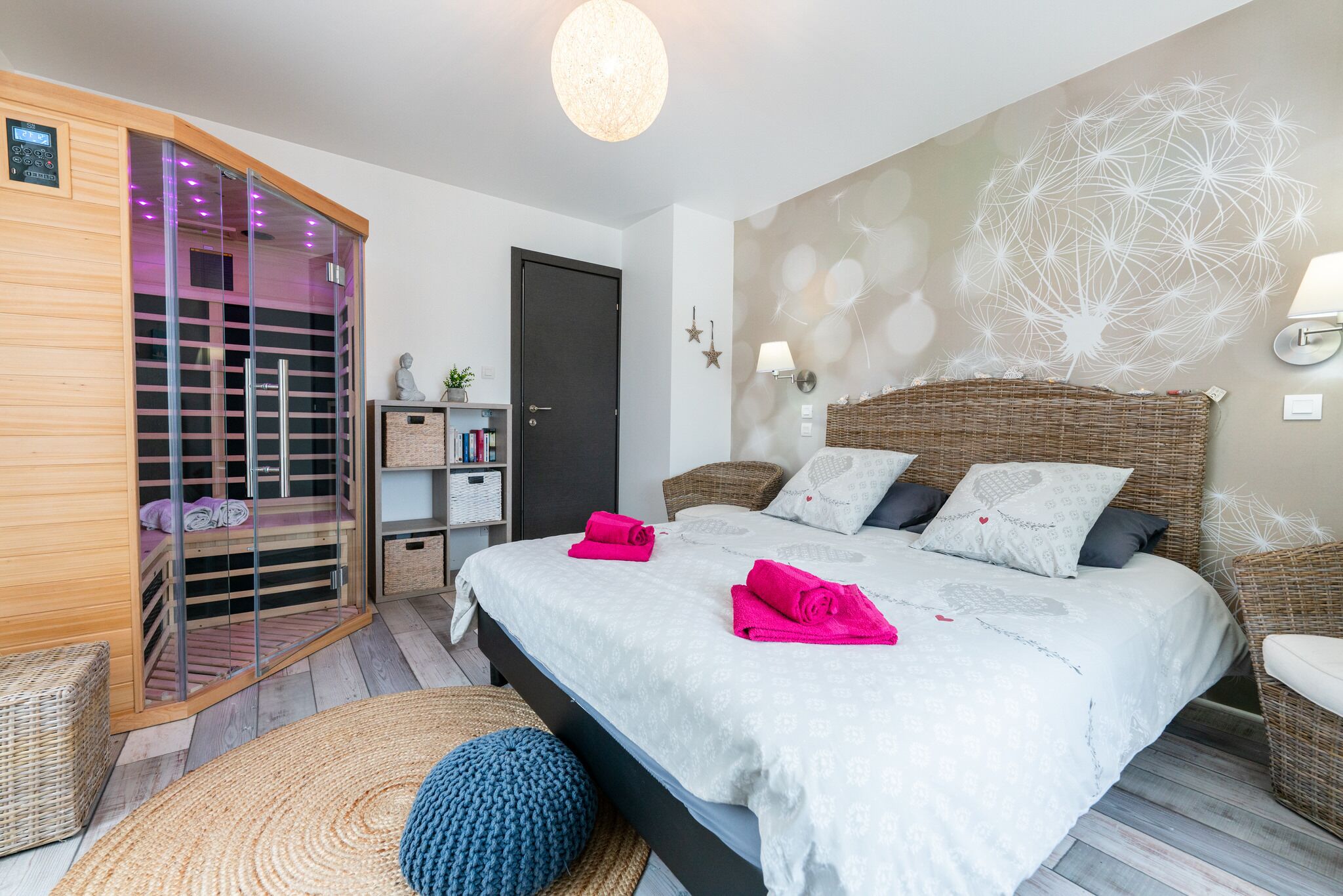 Un dormitorio moderno con una cama grande, una sauna de madera y una pared decorativa.