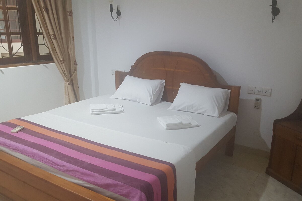 Rollaway beds, free WiFi, bed sheets