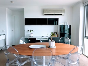 Executive Apartment, 1 Bedroom | In-room dining