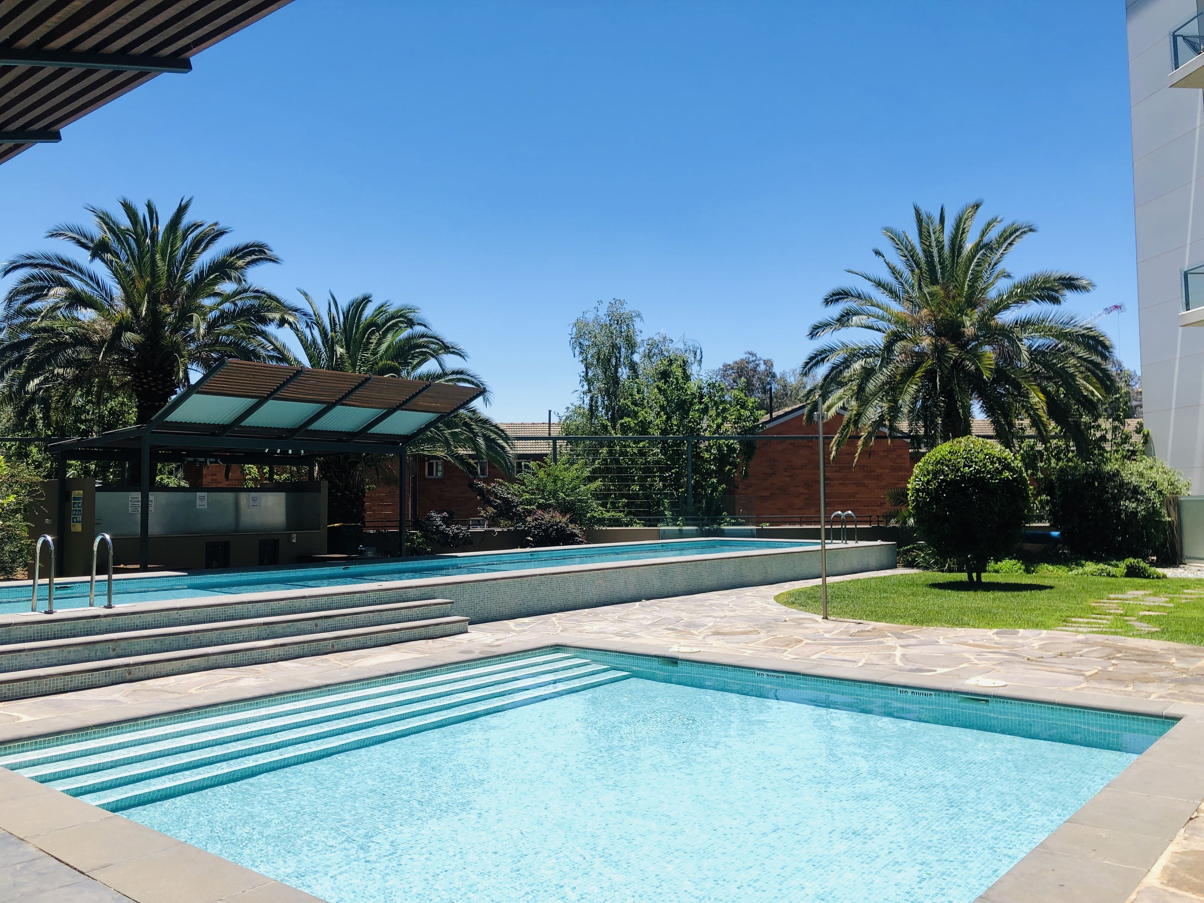 2 من حمّامات السباحة الخارجية