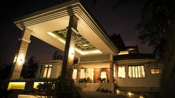 Bagian depan properti - sore/malam