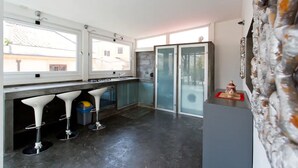 Appartement, 3 slaapkamers | Privékeuken | Een koelkast, een oven, een kookplaat, kookgerei, borden en bestek