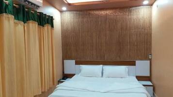 16 bedrooms, iron/ironing board, internet, bed sheets