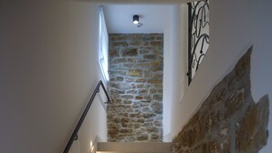A staircase with stone walls and a handrail. - B&B Artegnana 1798 (Groznjan)