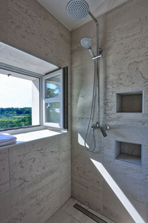 Superior Twin kamer, 2 eenpersoonsbedden, niet-roken, uitzicht op vallei | Badkamer | Een douche, een haardroger, badjassen, pantoffels