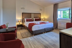 Minibar, in-room safe, desk, laptop workspace - B&B Artegnana 1798 (Groznjan)