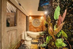 Villa clásica, 1 habitación | Baño | Bañera y ducha independientes y bañera profunda