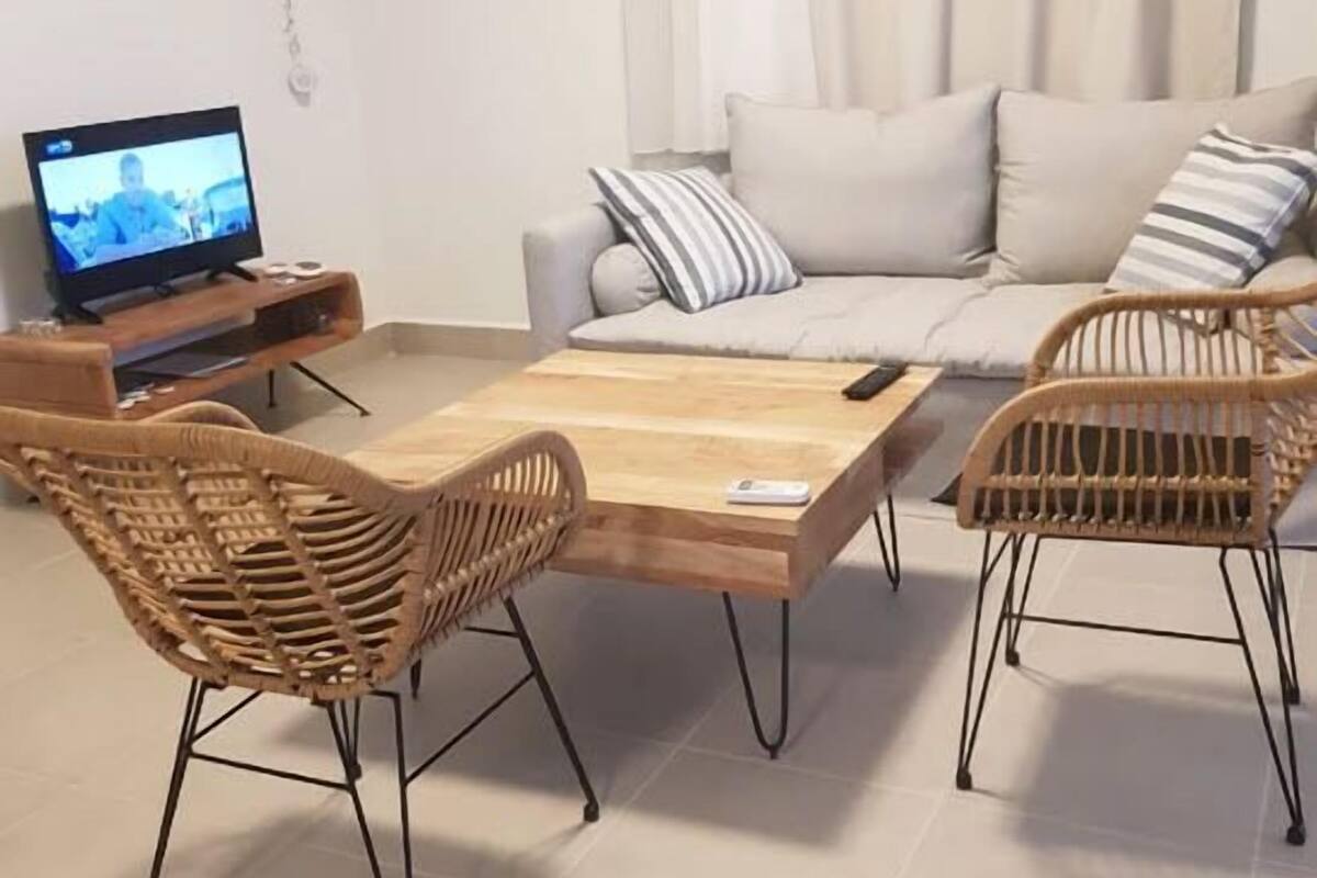 Apartamento, 2 quartos, vista para o mar (Ground Floor - Cherry) | Área de estar | TV de tela plana