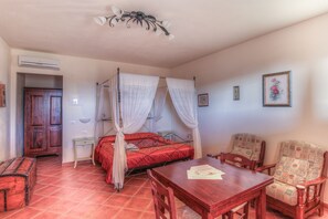 Desk, cots/infant beds, rollaway beds, bed sheets - Borgo Campetroso (Monterotondo Marittimo)