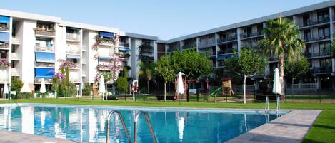 Alberca al aire libre y sombrillas en la alberca