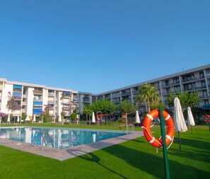 Outdoor pool, open 9:00 AM to 10:00 PM, pool umbrellas - Agaró Cambrils Apartments (Cambrils)