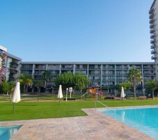 Una piscina al aire libre (de 09:00 a 22:00), sombrillas