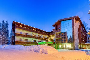 Front of property – evening/night - Wellness Hotel Borovica (Štrba)