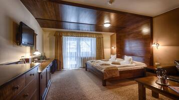 Luxury Room (LUX) | Minibar, in-room safe, desk, blackout drapes