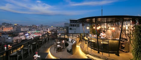 Serves breakfast, lunch and dinner