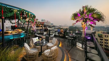提供早餐、午餐和晚餐