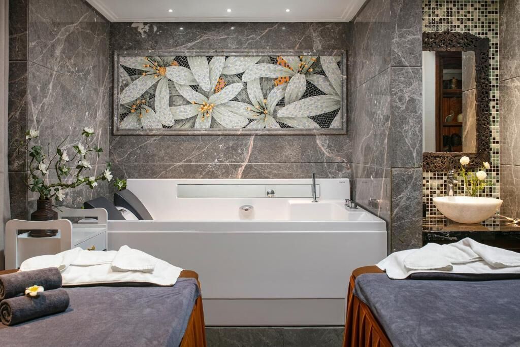 Couples treatment rooms, sauna, hot tub, steam room, body treatments