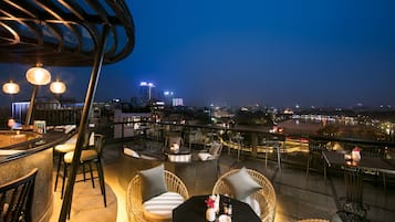 提供早餐、午餐和晚餐
