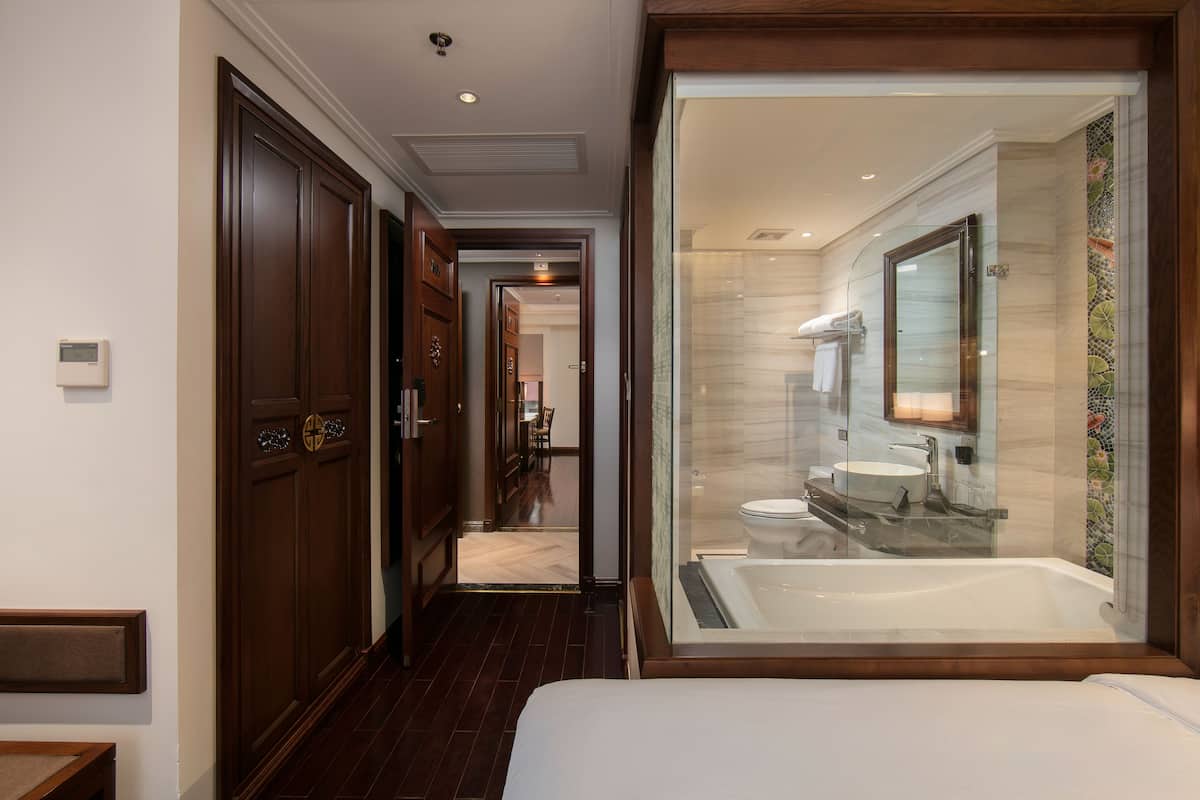 Minibar, coffre-fort, bureau