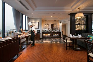 Daily buffet breakfast (VND 190000 per person)