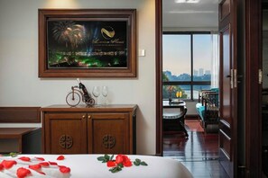 Minibar, in-room safe, desk, laptop workspace - LUCIEN HANOI LAKESIDE HOTEL & ROOFTOP (Hanoi)