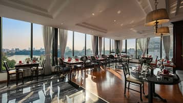 Serveert lunch en diner, vegetarische gerechten