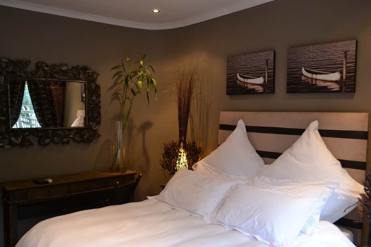 Executive Suite, 1 King Bed, Accessible, Non Smoking | Egyptian cotton sheets, premium bedding, individually decorated