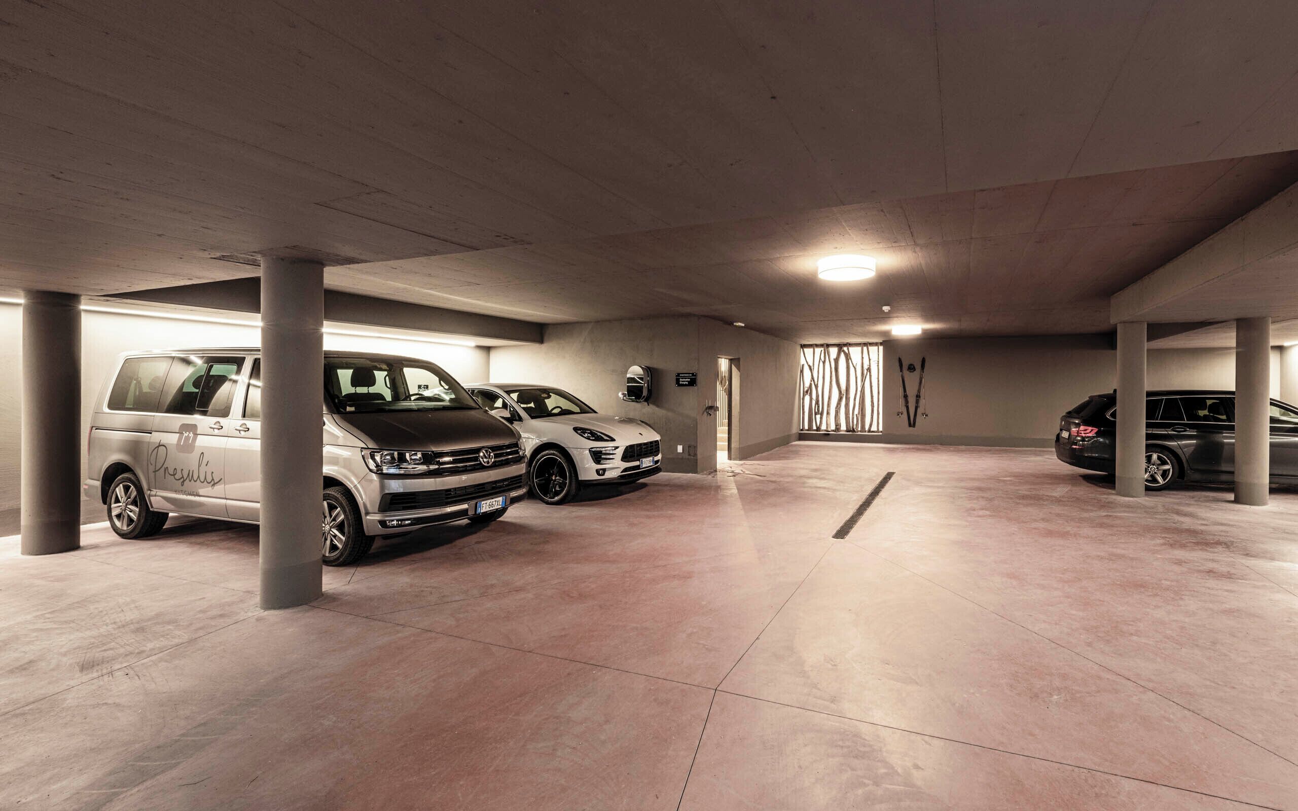 Un aparcamiento de varios niveles con varios coches estacionados.
