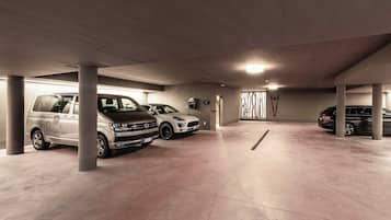 Un aparcamiento de varios niveles con varios coches estacionados.