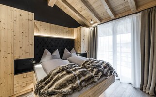 Ropa de cama hipoalergénica y caja de seguridad en la habitación 