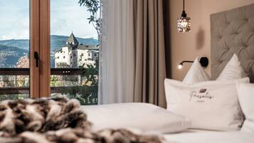 Hypo-allergenic bedding, in-room safe, individually decorated