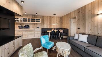 Appartement Familial, 2 chambres, 2 salles de bains, vue vallée (Katharina`s Lodge) | Coin séjour | Télévision à écran plat, livres, chauffage par le sol