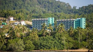A coastal hotel with modern buildings, a beach, and lush greenery. - Apartment in Aonang & Railay Sea View (Krabi)