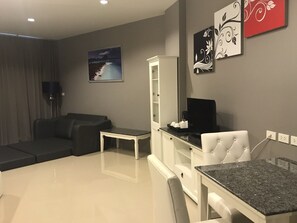 Appartamento panoramico, 1 letto king, accessibile ai disabili, fumatori | Servizio della camera