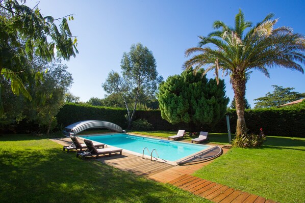 Indoor pool, seasonal outdoor pool, sun loungers - La Monière Chambres d'hôtes (Saubion)