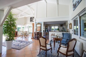 Flat-screen TV - La Monière Chambres d'hôtes (Saubion)