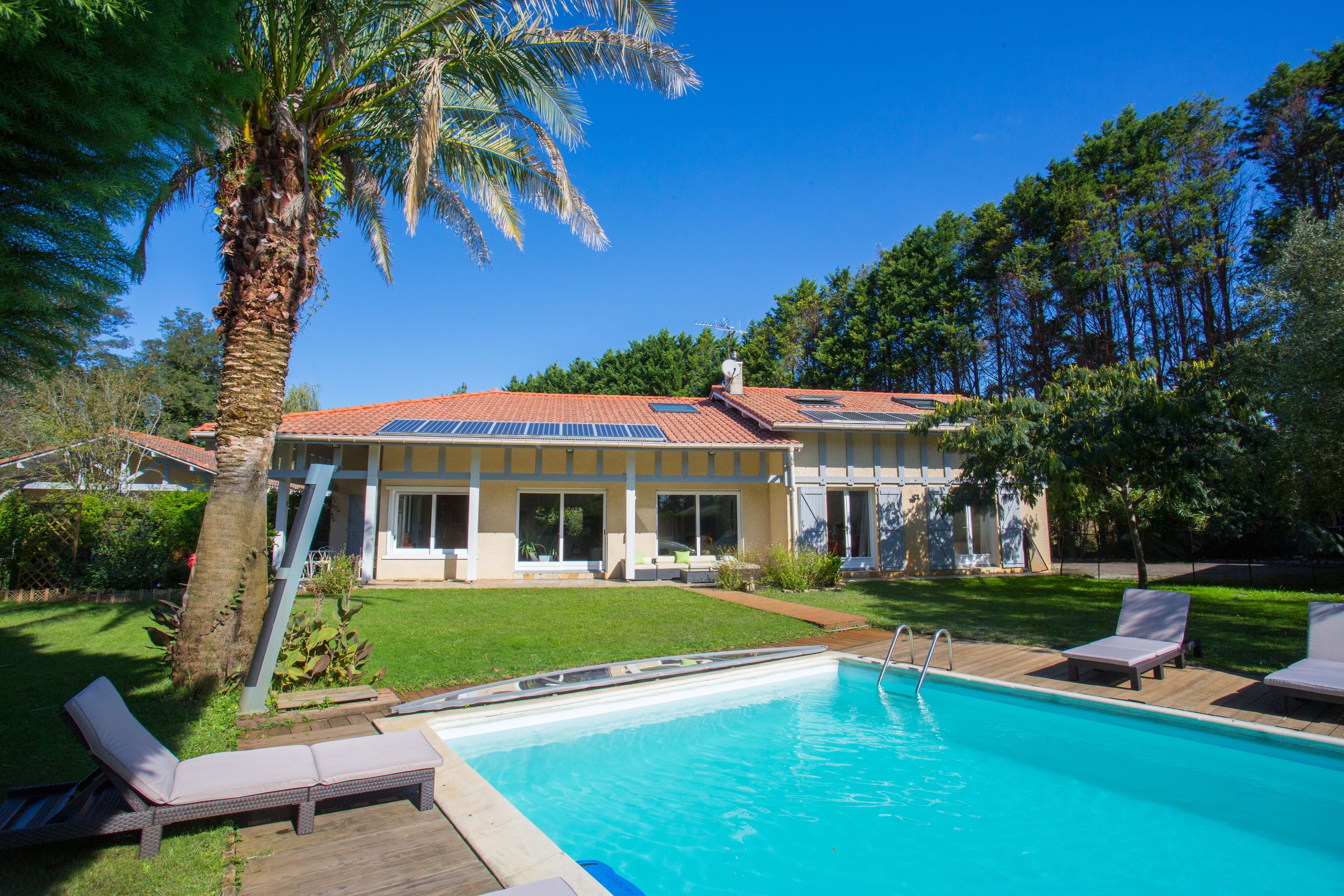 Indoor pool, seasonal outdoor pool, pool loungers