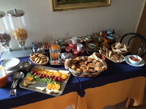 Petit déjeuner préparé sur commande (7 EUR par personne)