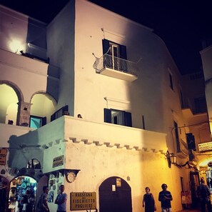 Un edificio con un letrero que dice "RASSEGNA del FISCHIETTO PUGLISE" y un arco de entrada.