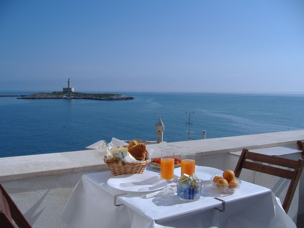 Daily cooked-to-order breakfast (EUR 7 per person)