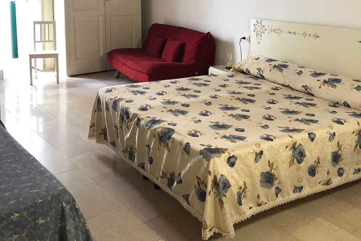 Comfort Triple Room, Multiple Beds, Partial Sea View | In-room safe, cribs/infant beds