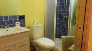 Doppelzimmer, mit Bad, Gartenblick (Girasole) | Badezimmer | Kostenlose Toilettenartikel, Haartrockner, Bademäntel, Bidet