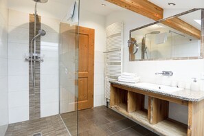 Bathtub, hair dryer, bidet, towels