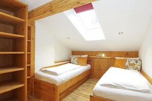 3 bedrooms, internet, bed sheets
