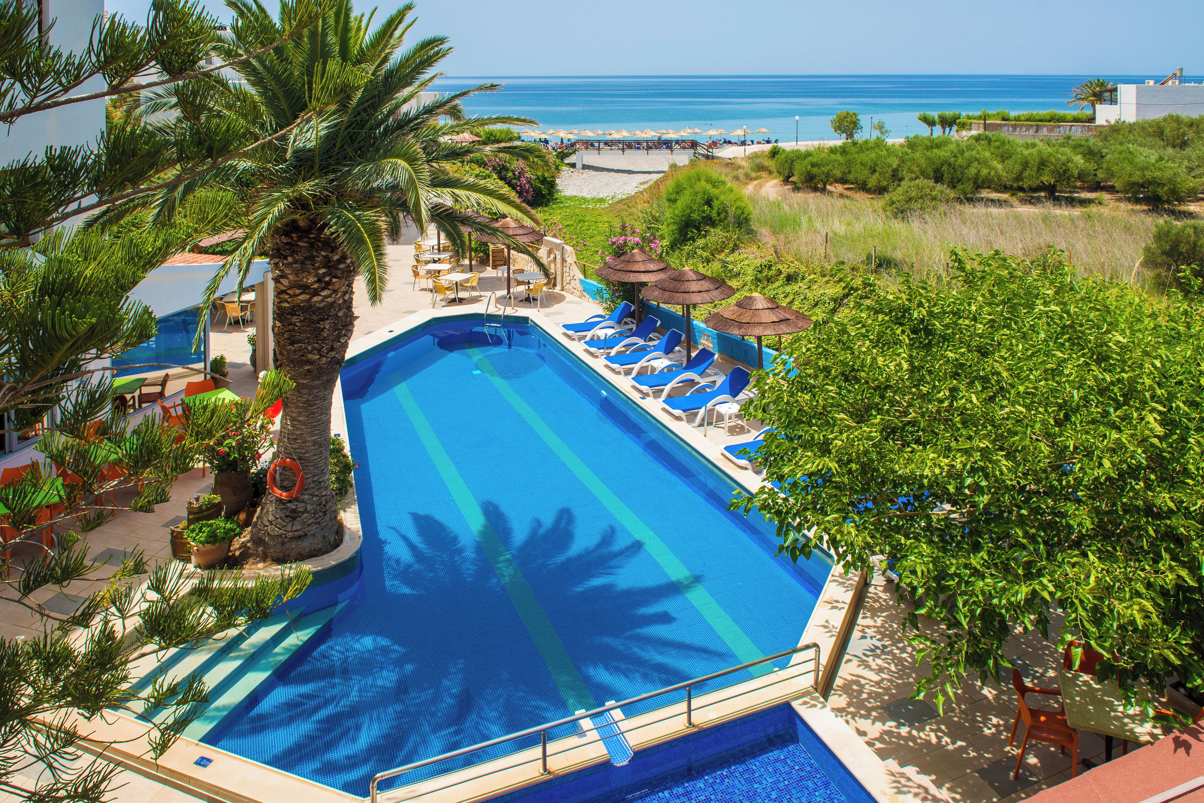 2 piscines extérieures, parasols de plage, chaises longues